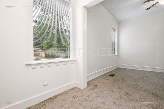 Building Photo - 202 1st St