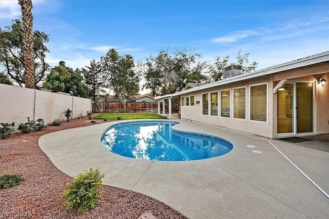 Building Photo - 3645 Forestcrest Dr