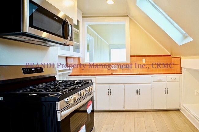 Building Photo - Upstairs 1 Bed, 1 Bath Unit with Bright an...