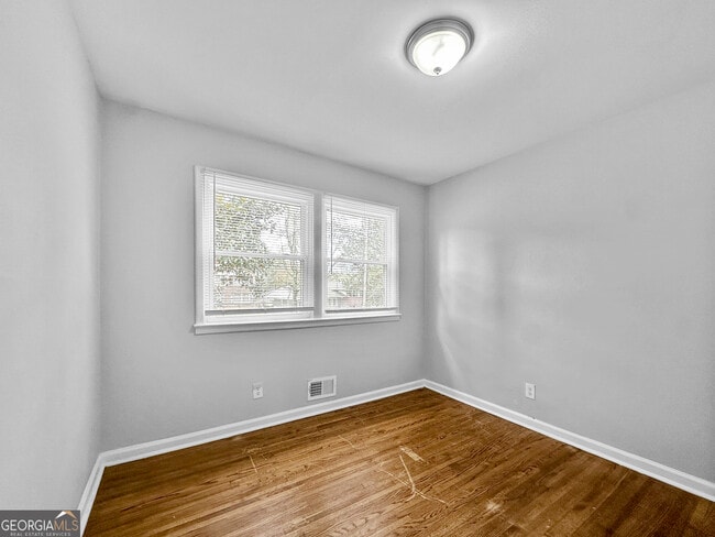 Building Photo - 440 Dartmouth Dr SW