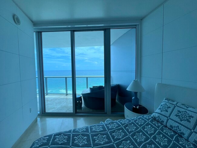 Building Photo - 17001 Collins Ave