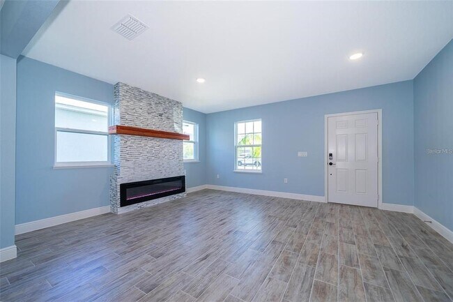 Building Photo - 626 Taft Dr