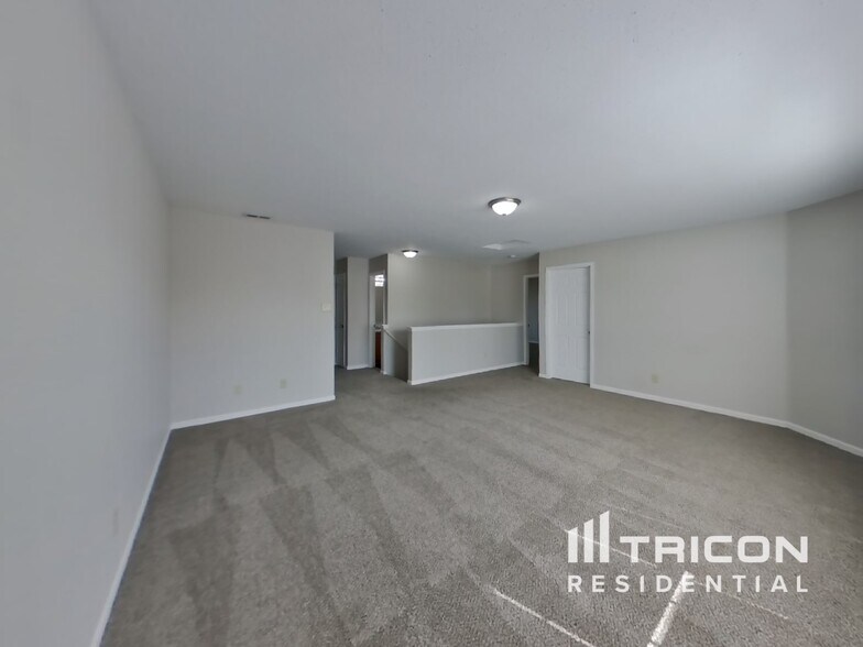 Building Photo - 7657 Charlotte Dr
