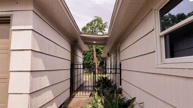 Building Photo - 4139 De Leon St