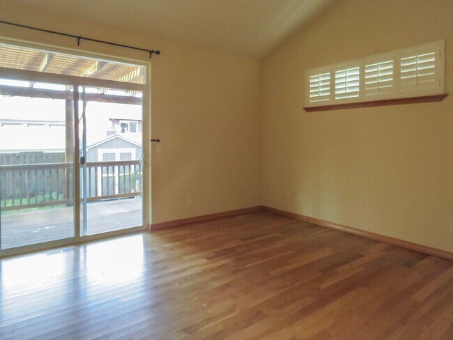 Building Photo - Master on Main- 3 Bedroom Plus 3 Bath Home...