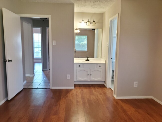 Building Photo - 16315 Thistleglen Dr