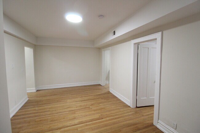Building Photo - 6307 N Mozart St