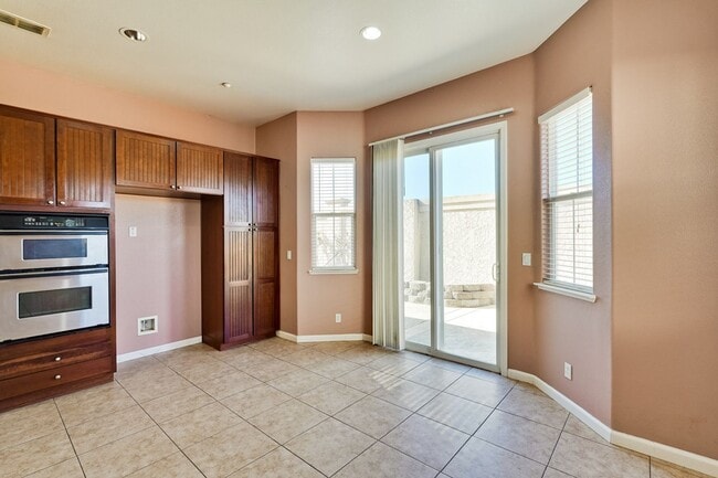 Building Photo - Spacious 3 Bedroom, 2 Bathroom Home with D...