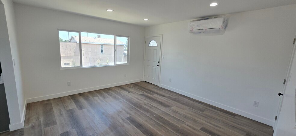 Building Photo - 833 E 92nd St
