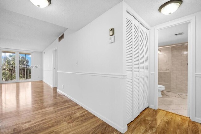 Building Photo - 250 Jacaranda Dr