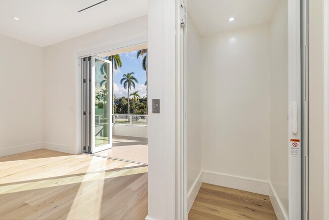 Building Photo - 261 Royal Poinciana Way