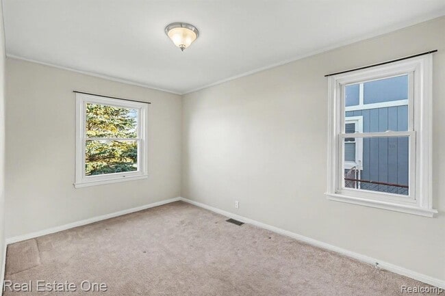 Building Photo - 421 W Kalama Ave