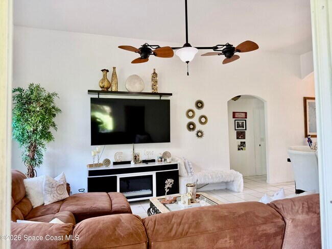 Building Photo - 2141 Chinaberry Cir SE