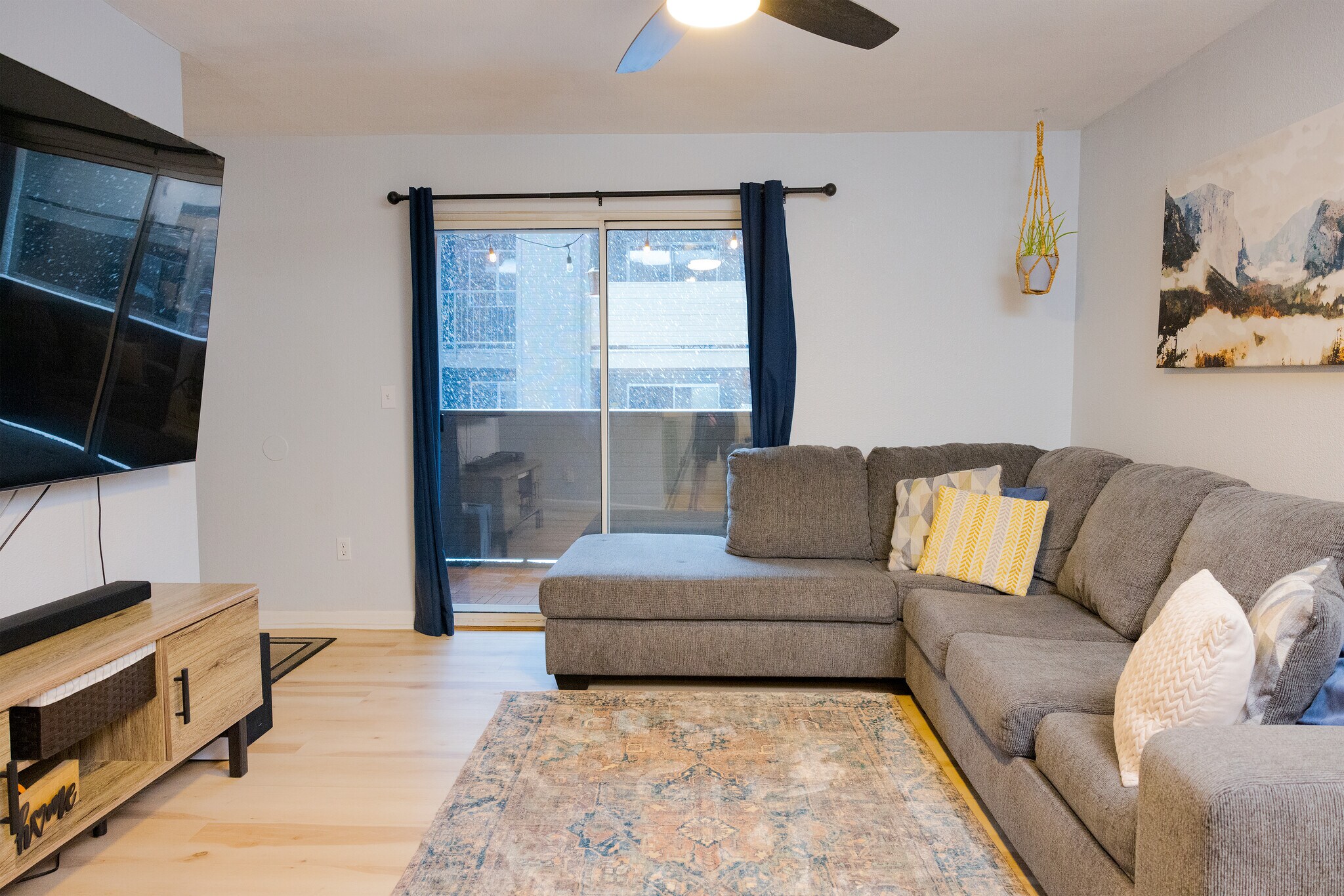 Living room - 1385 W University Ave