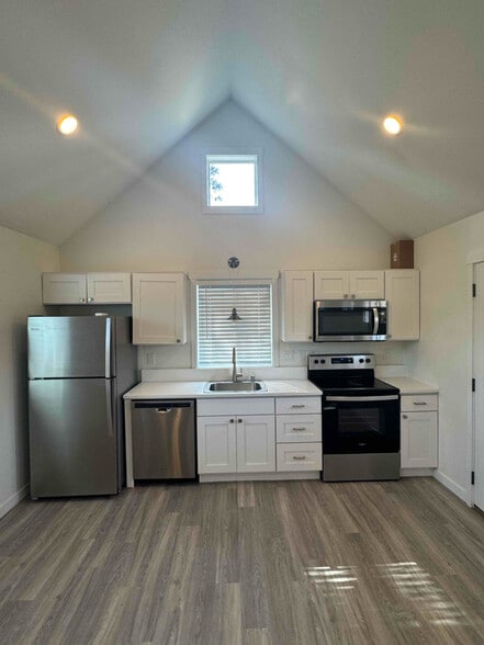 Building Photo - 103 NE 95th Ave