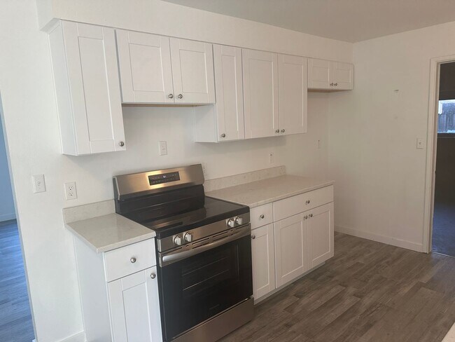 Building Photo - Updated 3 bedroom 1 bath home with large yard!