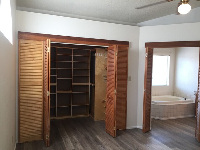 Building Photo - Beautiful Northwest Bakersfield Home with Solar - Ready for Immediate Move In!