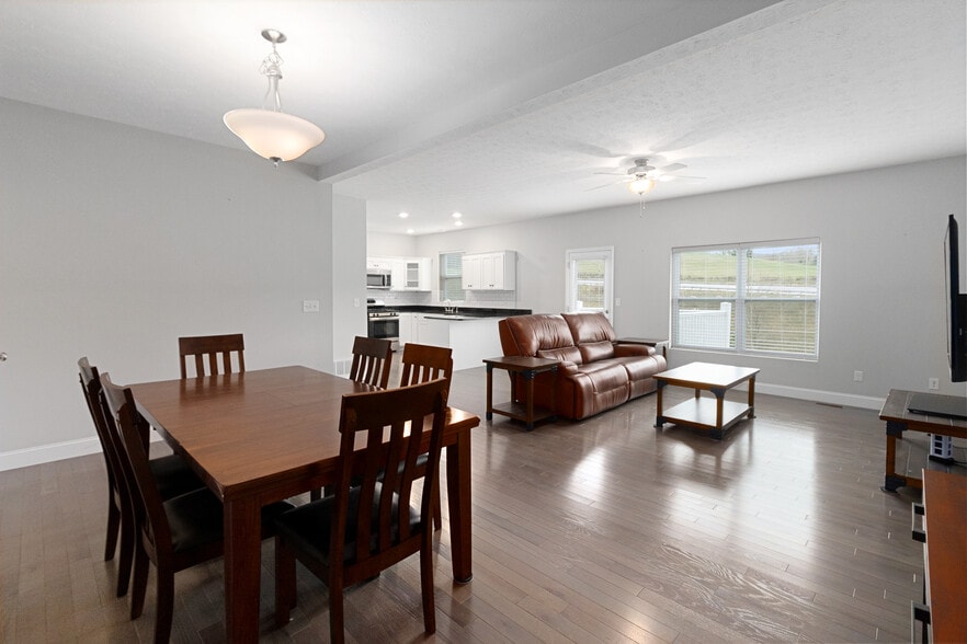 Livingroom Dining Kitchen Open floor plan - 204 N Mimosa Ln