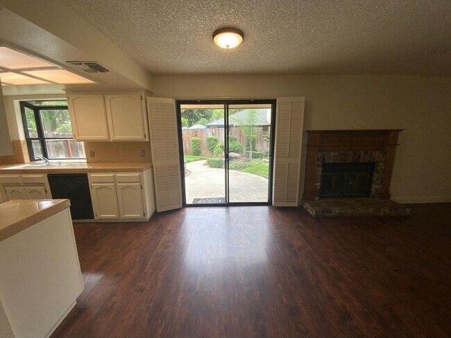 Building Photo - 3 br, 2 bath House - 404 N. Renn Ave