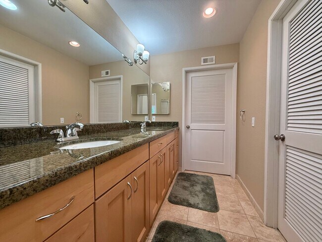 Building Photo - Beautifully Remodeled Home with an Extra L...