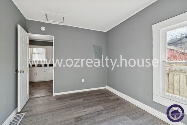 Building Photo - 1647 Eleanor Ave