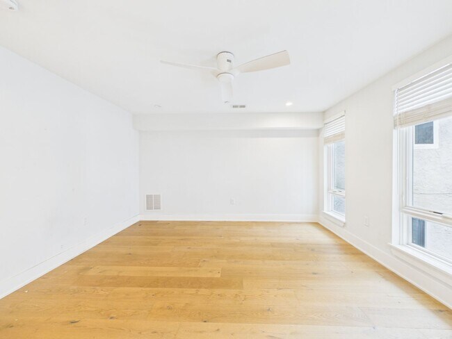 Building Photo - 212 Bainbridge St