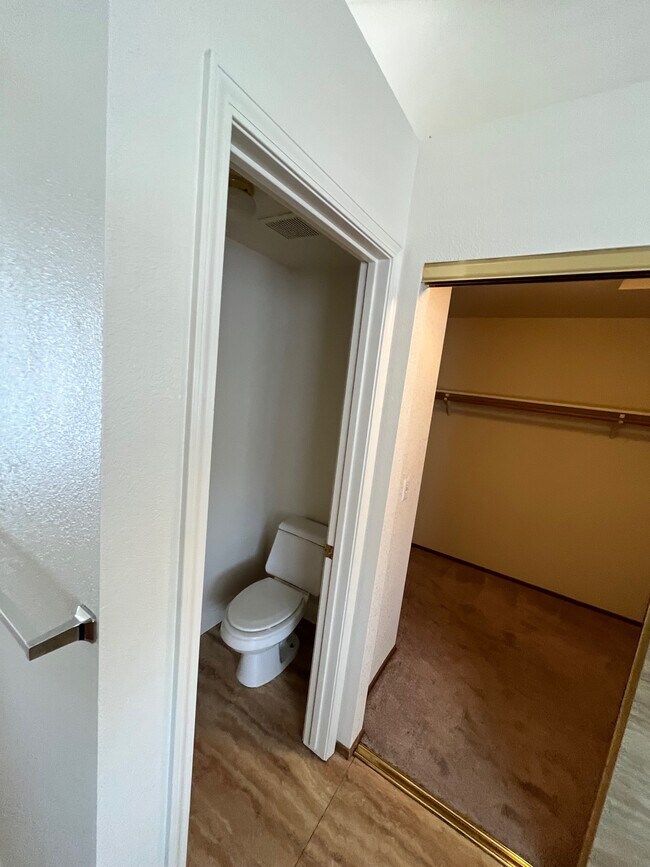 Building Photo - 9240 Foxwood Dr