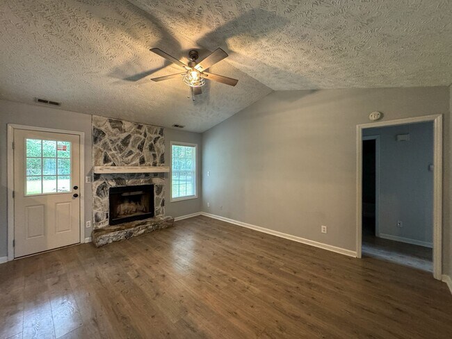 Building Photo - Cute 3 Bed 2 Bath Home in Spring Lake