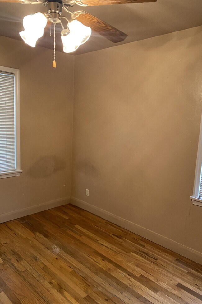 Building Photo - "2-Bed Retreat with 1350 Sq Ft of Comfort ...