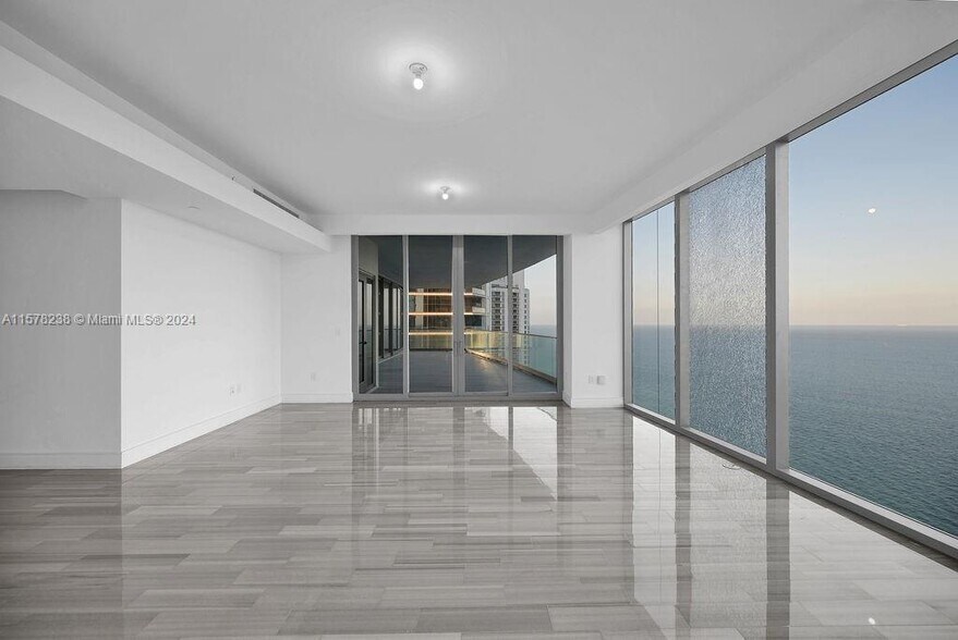 Building Photo - 17901 Collins Ave