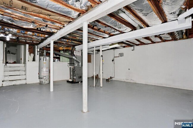 Building Photo - 7-32-32 Richard St