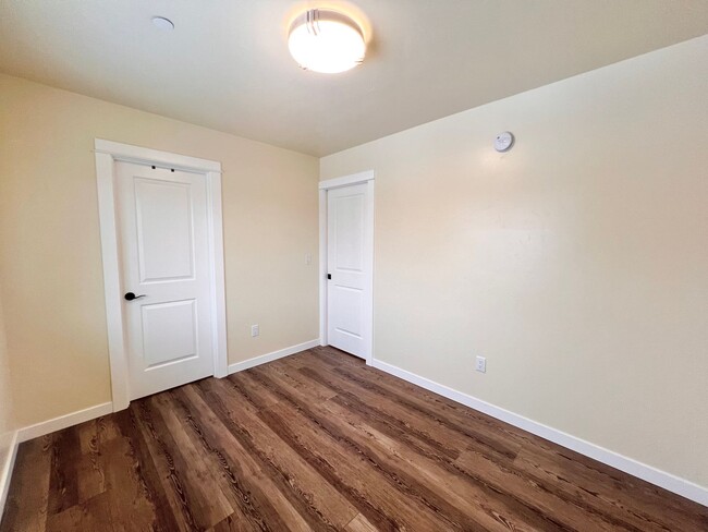 Building Photo - 1/1 Apartment in the heart of Sisters, OR!