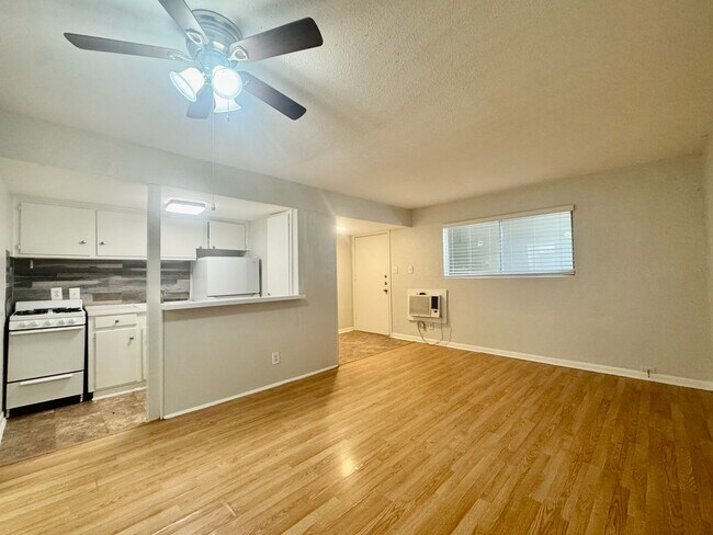 Building Photo - 2006 Sul Ross St