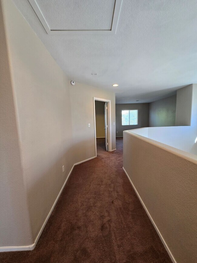 Building Photo - Terrific 3 bed + Loft 2 Car Need Space? Th...