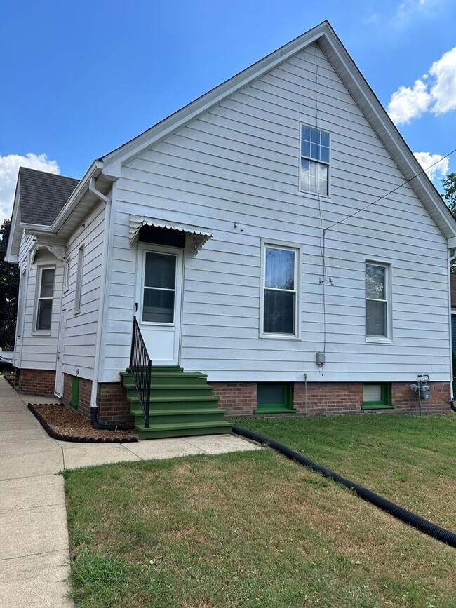 Building Photo - 613 W Clay St