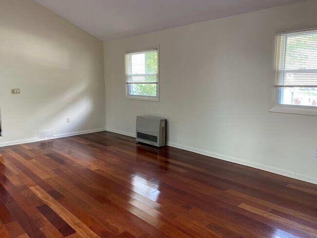 Building Photo - 3 Leslie Ct