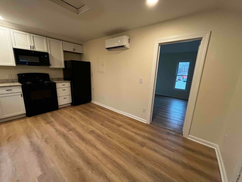 Building Photo - 529 E Grand River Ave