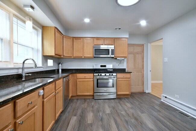 Building Photo - 1530 Clinton Pl