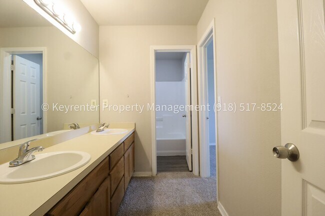 Building Photo - 3 Bed | 1.5 Bath in Central Tulsa! ***Accepts Vouchers***