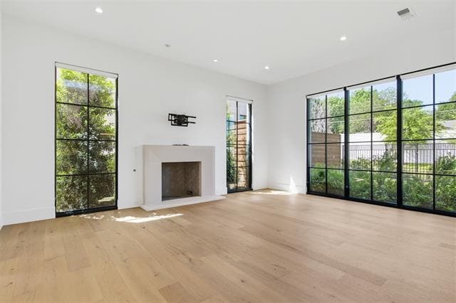 Building Photo - 9855 Kingsway Ave