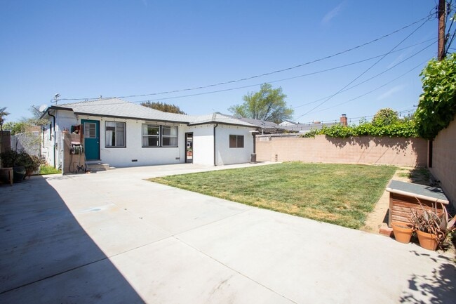 Building Photo - Lakewood Home, 2 Bedroom, 1 Bath with GREAT Backyard Space!