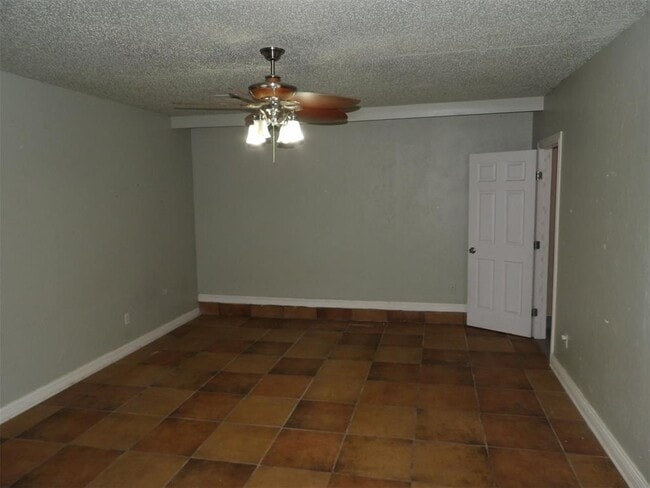 Building Photo - 624 N Dillon Ave