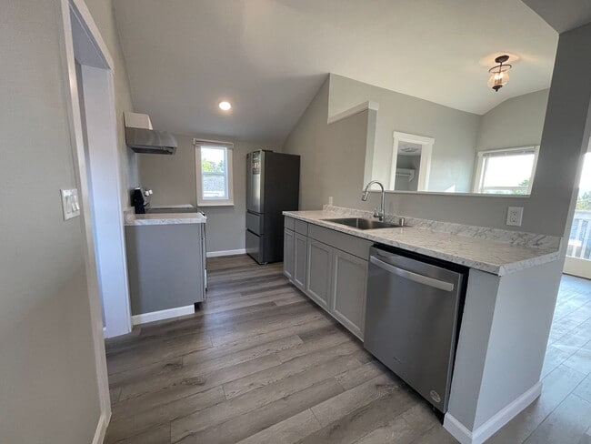 Building Photo - FULLY RENOVATED LESS THAN 2 YEARS - 2BED/1BATH WITH BONUS/OFFICE SPACE