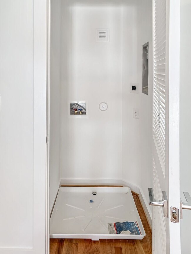 Building Photo - Gorgeous 3 Bed, 2 Bathroom in Manchester A...