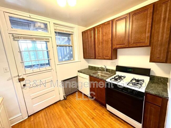 Building Photo - 4895 N Hermitage Ave