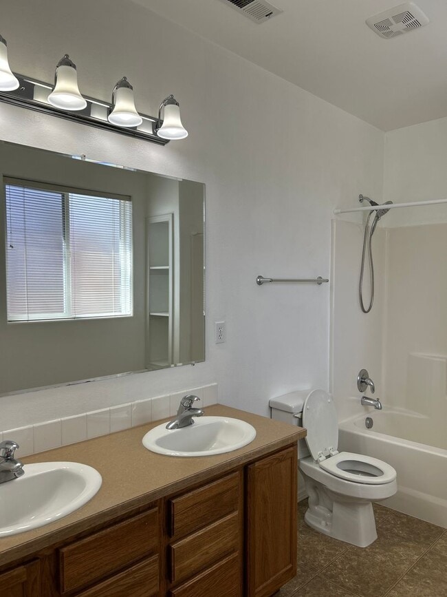 Building Photo - Cozy 3 Bedroom Home in SW Bend!