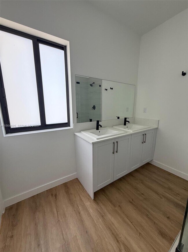 Building Photo - 408-401 SW 1st St