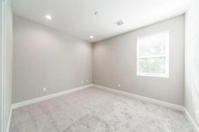Building Photo - 1329 Buescher Dr