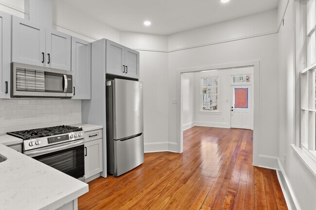 Building Photo - Classic shotgun located right off Magazine...