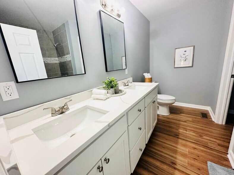 Master bathroom - 4916 Mecca St
